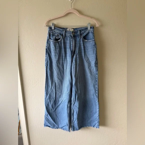 Abercrombie & Fitch Light Blue crop wide leg Jeans - Picture 2 of 6